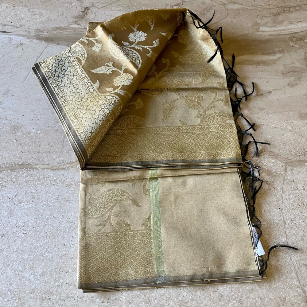 Elegant Gold Floral Jacquard Stole - Picture 4 of 5